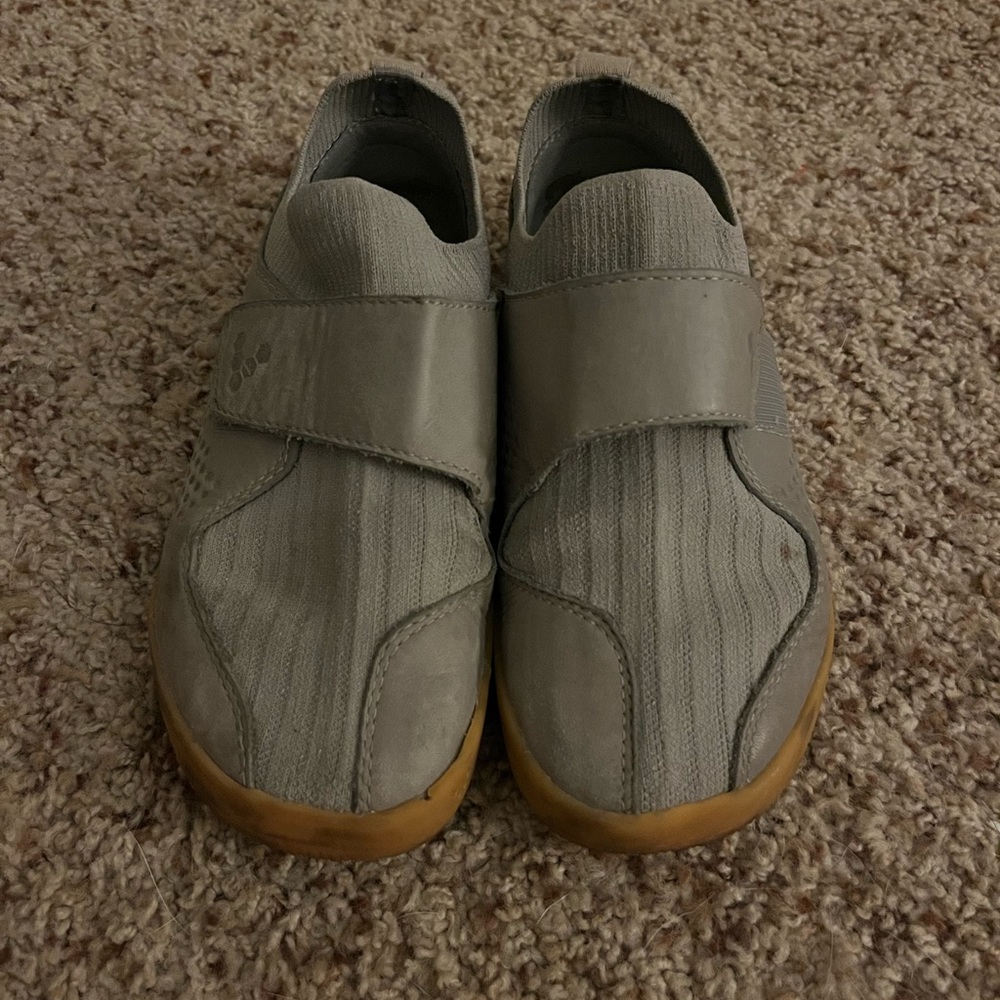 Kids Vivobarefoot size US 1.5.  EUC